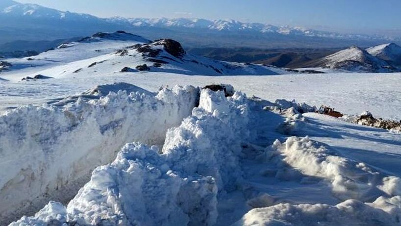 مبارزه با ۵ متر برف در مرز ایران