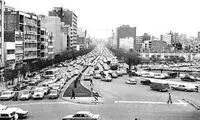 رژه دختران جوان با اسلحه در تهران؛ دهه ۶۰