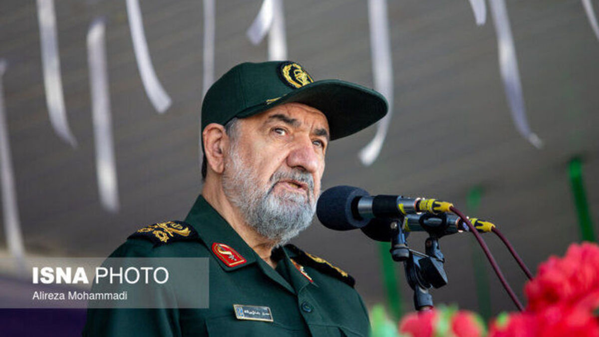   محسن رضایی با لباس نظامی به شبکه خبر آمد 