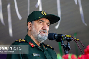 محسن رضایی با لباس نظامی به شبکه خبر آمد