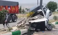 تصادف وحشتناک پژو ۴۰۵ با تیر برق در قم