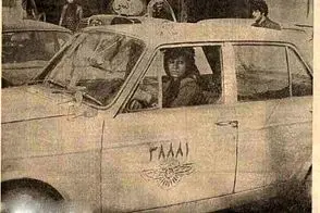 تصویر حکیمه فرهود، اولین زن راننده تاکسی در ایران