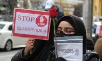 درگیری شدید یک دختر مقابل سفارت با هتاک قرآن