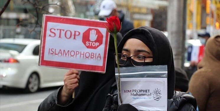 درگیری شدید یک دختر مقابل سفارت با هتاک قرآن