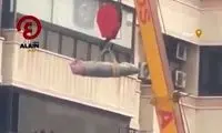 خروج موشک عمل نکرده اسرائیلی از بالکن یک آپارتمان 