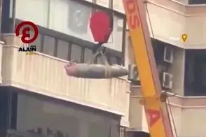 خروج موشک عمل نکرده اسرائیلی از بالکن یک آپارتمان 