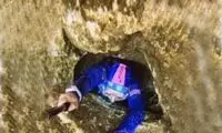 لحظه عبور شجاعانه غواص زن از منطقه‌ سخت دریا