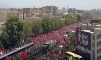 عبور خودروی حامل رهبر شهید از خیابان استاد معین