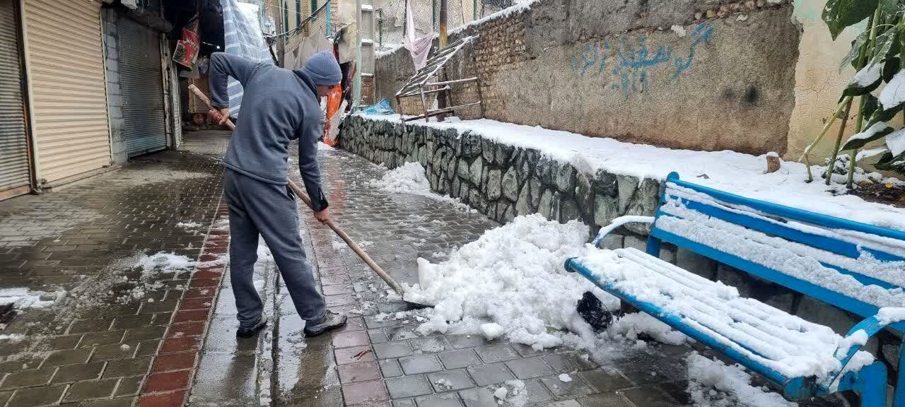 مردم این منطقه تهران مجبور به برف روبی شدند!