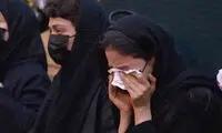 چهره بُهت‌زده مونا فرجاد در خاکسپاری آتیلا پسیانی