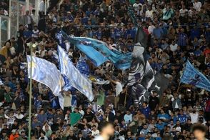 هوادار استقلال با پستانکش مورد توجه قرار گرفت