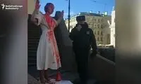  اعتراض هنرمند غرق در خون روس به جنگ در اوکراین