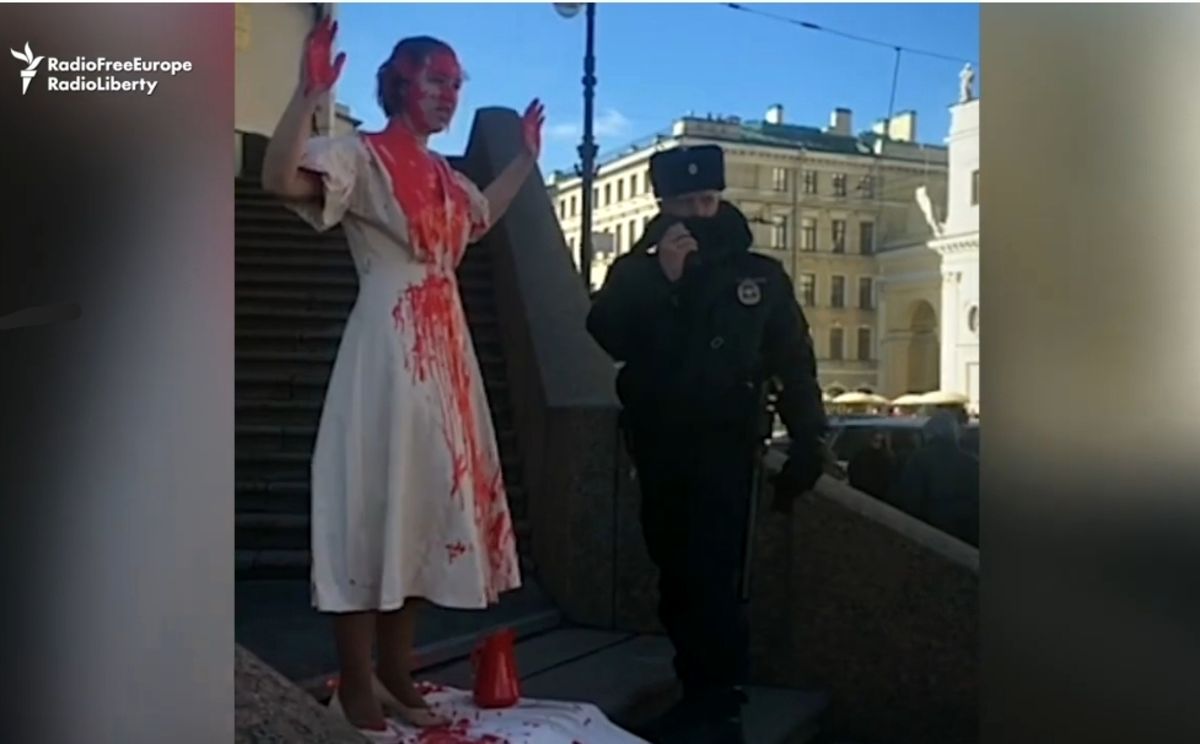  اعتراض هنرمند غرق در خون روس به جنگ در اوکراین
