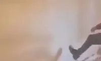 لحظه ترسناک زمین خوردن یک کارگر قبل از ریزش دیوار