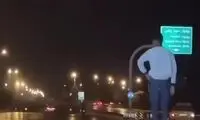 حرکت عجیب مرد موتور سوار وسط خیابان‌!
