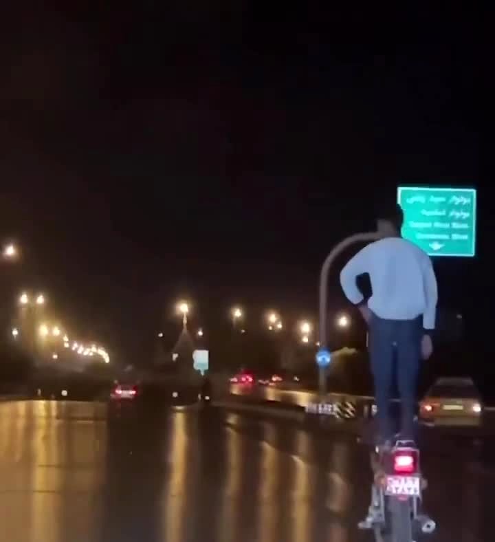 حرکت عجیب مرد موتور سوار وسط خیابان‌!