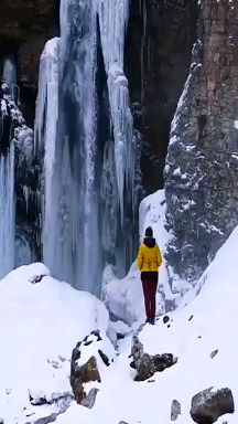 ببینید: منظره زیبای برفی و یخ‌زده آبشار کرکری