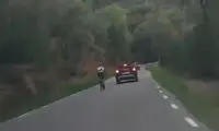 لحظه هولناک شاخ به شاخ شدن دوچرخه‌سوار با یک خودرو