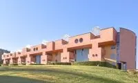 معماری جالب و سرزنده این واحد مسکونی محو‌تان می‌کند