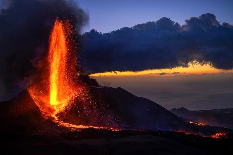 نمایی باورنکردنی از یک آتشفشان را ببینید