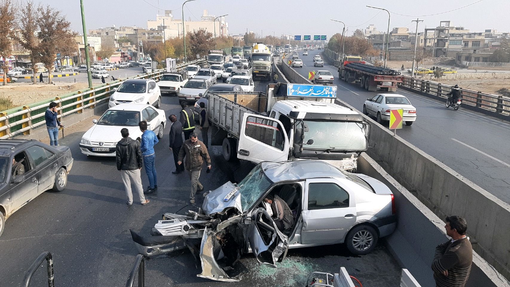 اقدام جنون‌آمیز راننده تیبا در لاین سرعت بزرگراه!