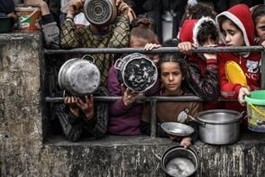 تصاویر غم‌انگیز از درگیری کودکان غزه با قحطی