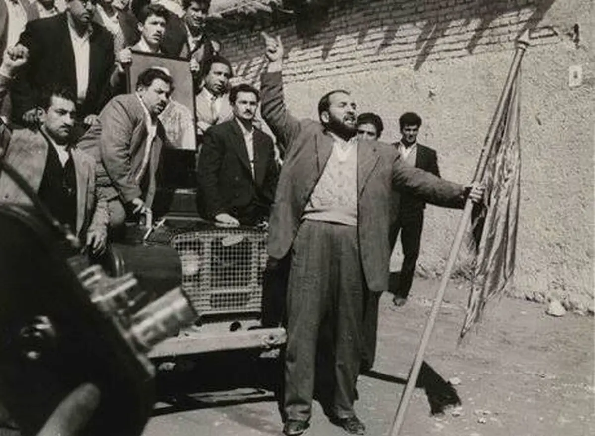 شعبان جعفری در حال بوسیدن پیشانی نواب صفوی