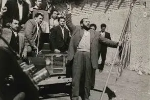 شعبان جعفری در حال بوسیدن پیشانی نواب صفوی