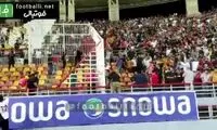 لحظه درگیری هواداران فولاد و پرسپولیس در ورزشگاه 