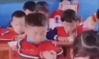 تکنیک عجیب یک پسر برای ریختن دانش در مغزش!