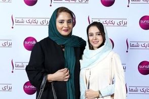 ژست عجیب نرگس محمدی و الناز حبیبی در یک رستوران!