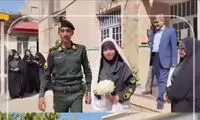 ماشین پلیس را برای عروسی این زوج گل زدند!