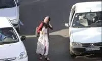 طنازی شیطانی زن جوان برای رانندگان سست اراده
