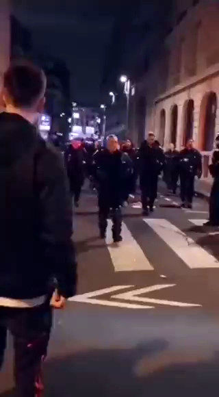ببینید: پیوستن پلیس فرانسه به جمع معترضان 