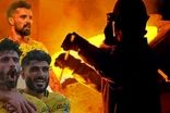 کارگران عرق می‌ریزند؛ فوتبالیست‌ها جشن می‌گیرند!