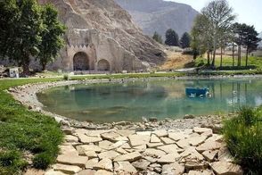 چشمه تاریخی و خشک شده کرمانشاه پس از چند ماه جوشید