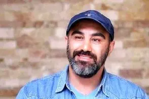 چهرۀ «محسن تنابنده» در 20 سالگی روی صحنه تئاتر