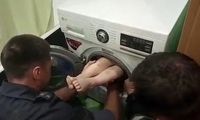لحظه نجات کودک 4 ساله گلستانی از داخل لباسشویی!