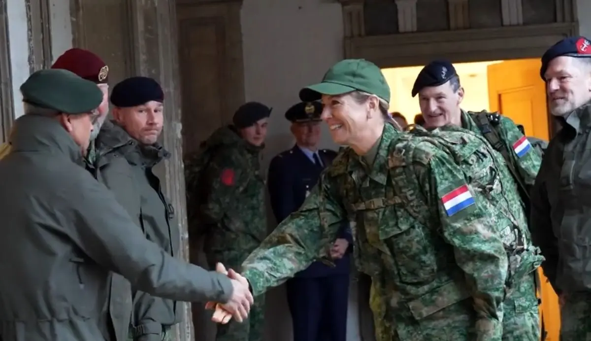 تمرینات نظامی ملکه هلند در ۵۴ سالگی