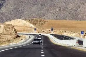 زن سوئیسی در کنار اتومبیلش در جاده اصفهان به شیراز