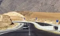 زن سوئیسی در کنار اتومبیلش در جاده اصفهان به شیراز
