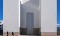 معماری مینیمال این کلیسا توجه همه را جلب می‌کند