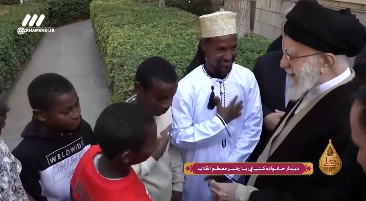   بوسیدن همنام آفریقایی رهبر انقلاب توسط خود ایشان 