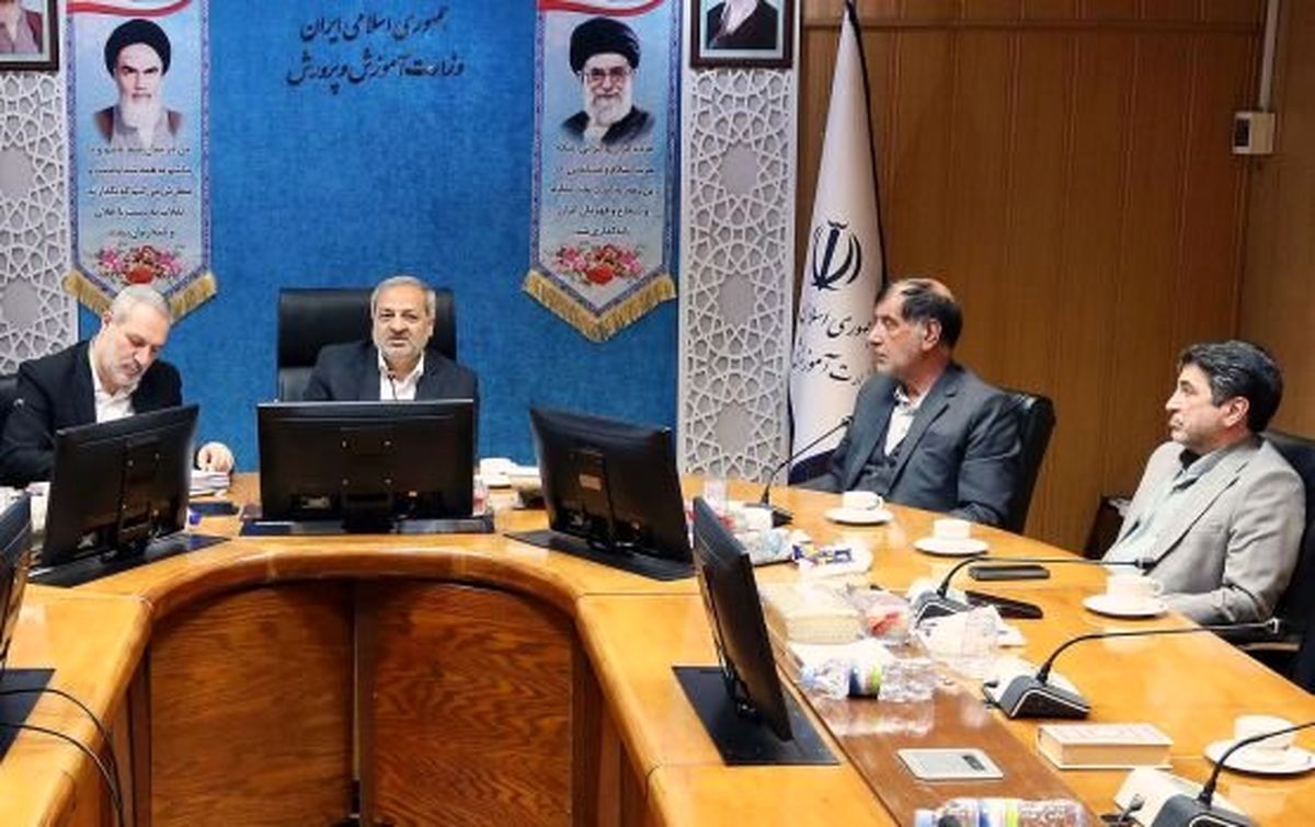 معلم با حقوق اندک نمیتواند انگیزه لازم برای آموزش داشته باشد