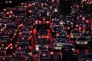 عکسی از گرفتار شدن مردم در ترافیک شبانه هراز