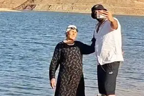 شیرجه بانوی ۷۵ ساله کردستانی در سد چراغ‌ویس