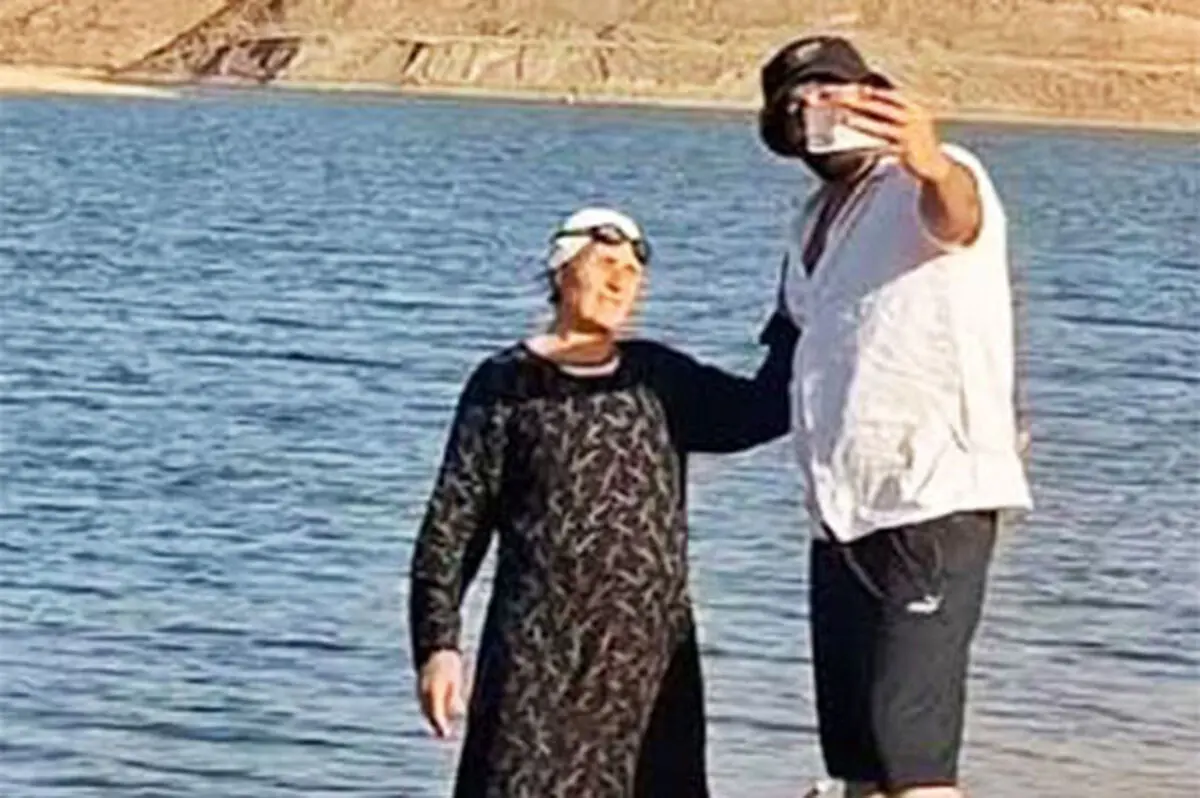 شیرجه بانوی ۷۵ ساله کردستانی در سد چراغ‌ویس