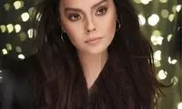 تصویری از خواننده زن ترک با ژست نیم‌رُخ و جذابیت همیشگی
