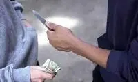 زورگیری وحشیانه از یک موتور سوار در روز روشن