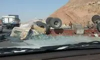 پرت شدن یک تریلی از بالای پل ۱۰متری در اصفهان